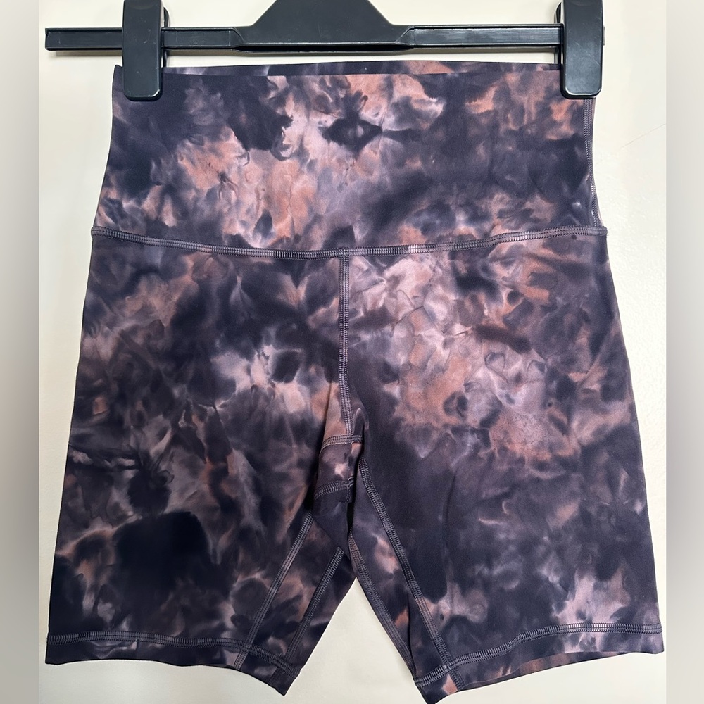 Lululemon 
Align 6” shorts
Size 6